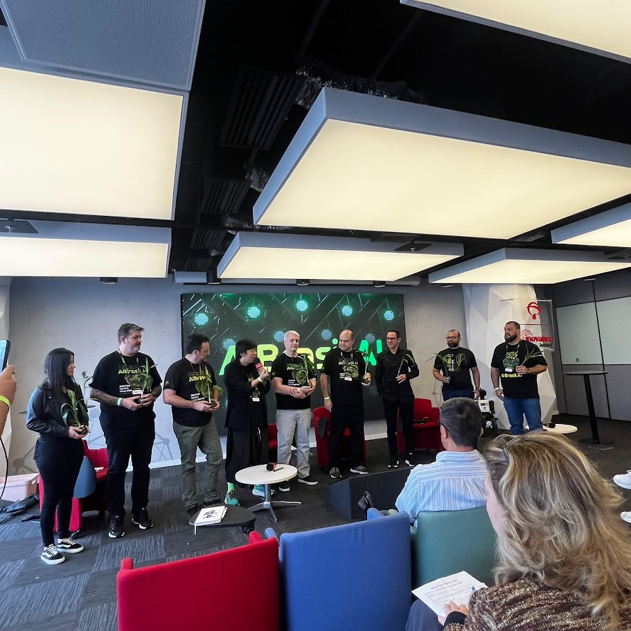 Lançamento dos flagships do AI Brasil com pessoas no palco recebendo reconhecimento